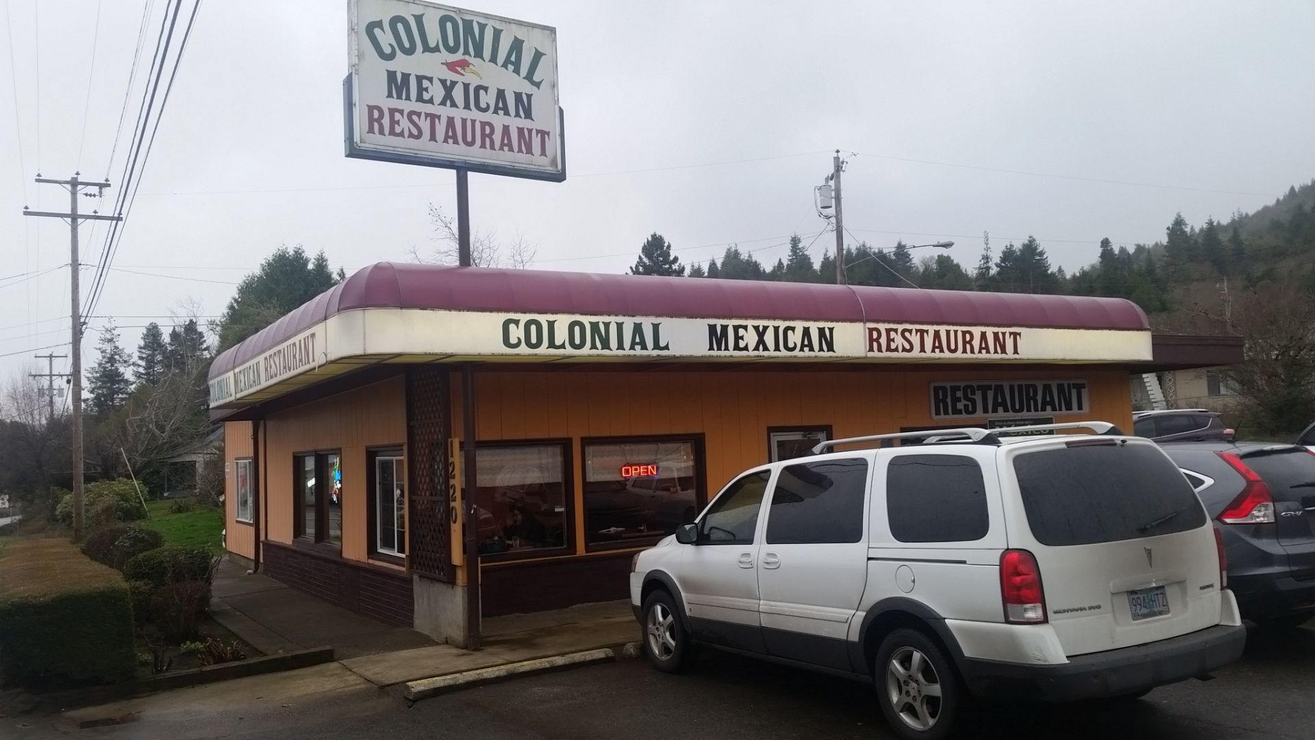 Colonial, exterior